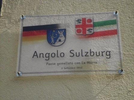 Schild &quot;Angolo Sulzburg - Paese gemellato von La Morra 2 Settembre 2012&quot;